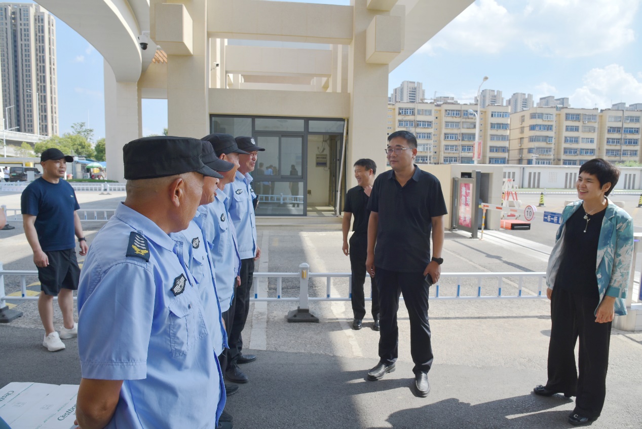 校领导走访慰问暑期坚守岗位教职员工